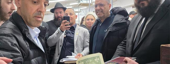 Israel: Former Hostage Eli Sharabi Thanks G-d at Rebbe's Resting Place Israel: Former Hostage Eli Sharabi Thanks G-d at Rebbe's Resting Place