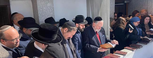 North America: Mike Huckabee Prepares for Israel Posting With Visit to Rebbe’s Ohel North America: Mike Huckabee Prepares for Israel Posting With Visit to Rebbe’s Ohel